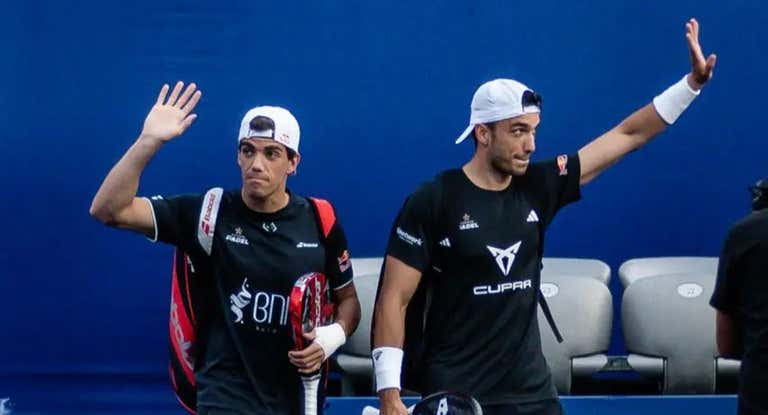 Lebrón y Galán saltan a pista en un torneo.