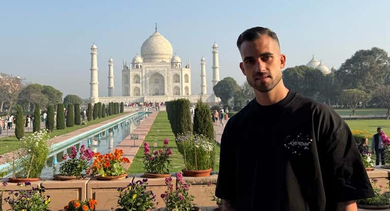 Alain Oyarzun posa con el Taj Mahal de fondo.