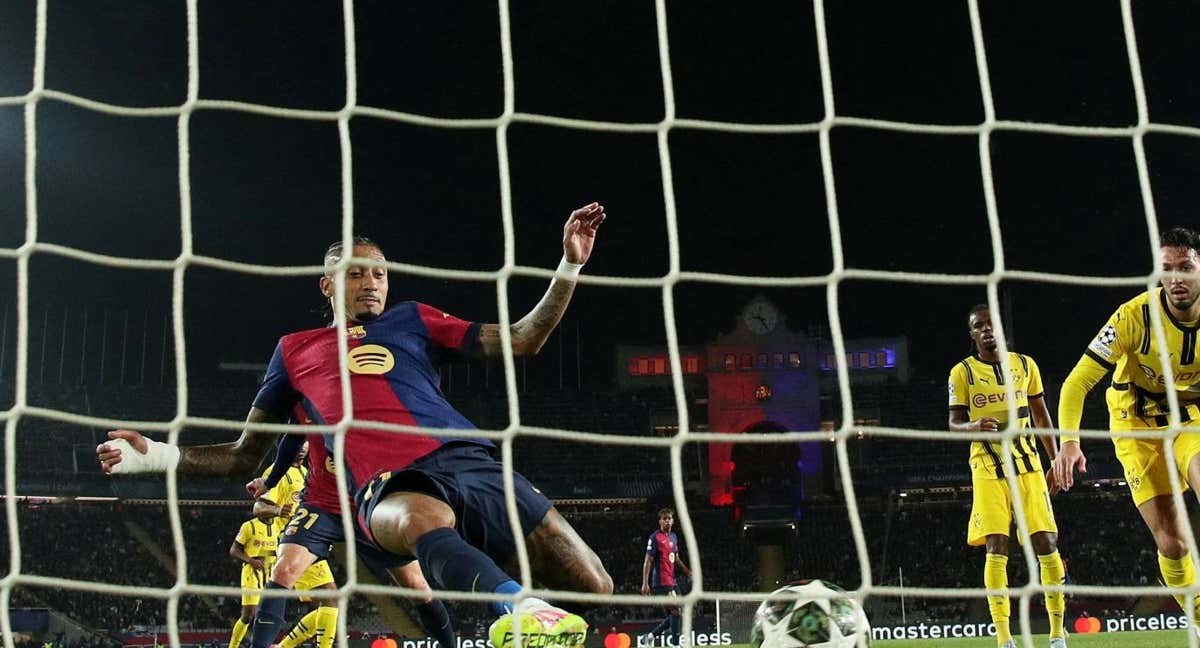 Raphinha marcando el primer gol del 4-0 con el que el Barcelona aplastó al Borussia Dortmund la pasada semana.
