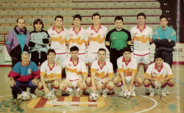 Plantilla de Industrias Santa Coloma con Fali y Eulogio García, histórico utillero del club.  FS GARCÍA