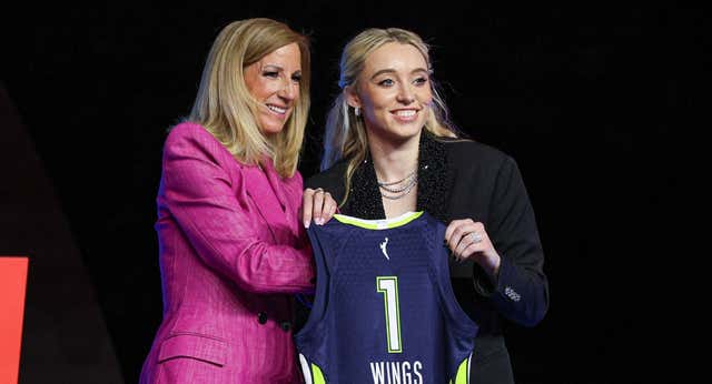 Dallas ya tiene sustituta para Doncic: Paige Bueckers, la niña que creció dos años antes y superó una lesión devastadora para ser nueva reina de la WNBA