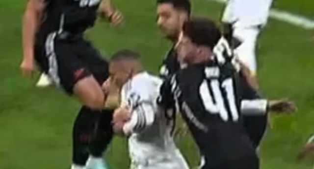 El VAR recomendó a François Letexier que fuera al monitor para analizar la jugada entre Rice y Mbappé.
