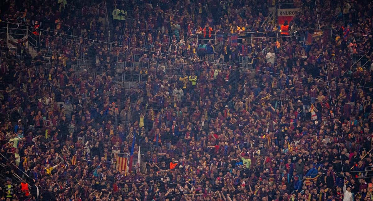 Los aficionados azulgranas en el Signal Iduna Park.
