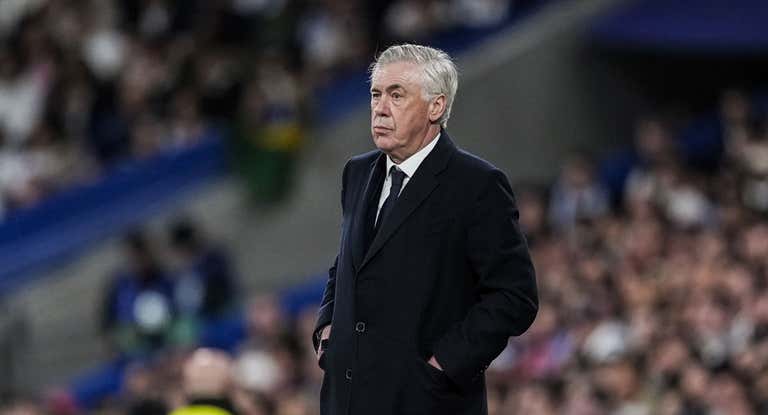 Carlo Ancelotti observa el partido del Real Madrid contra el Arsenal.