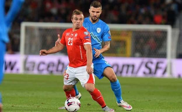 Stevanovic pugna por un balón junto a Shaqiri.  EFE