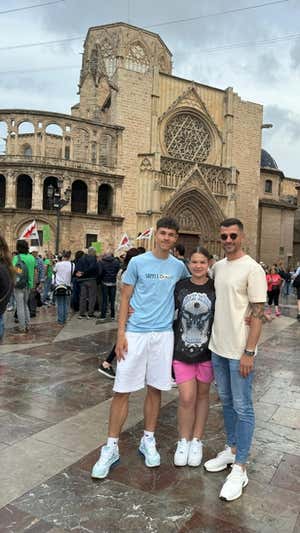 Stevanovic junto a sus hijos en una reciente visita a Valencia.  Relevo