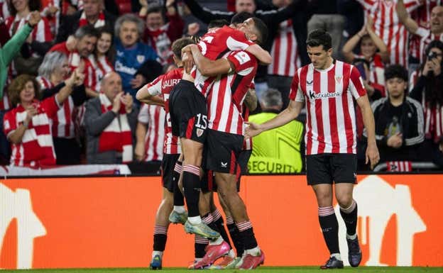 Lekue abraza a Maroan, gran protagonista de la primera mitad. Athletic Club