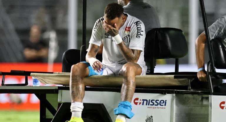 Neymar se retira desolado tras volver a caer lesionado.