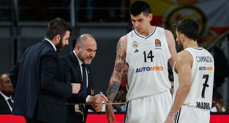 Chus Mateo y Paco Redondo dan instrucciones a Gaby Deck y Campazzo durante el partido ante Paris Basketball.