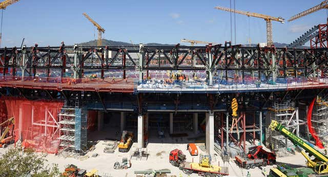 Mientras sigue la incertidumbre sobre la vuelta del Barça, el Camp Nou ya se engalana con el nuevo césped