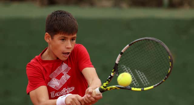 La curiosidad por ver al hermano de Alcaraz abarrota la pista 2 del Conde de Godó con Carlos de espía: «A ver cómo le da a la bola»