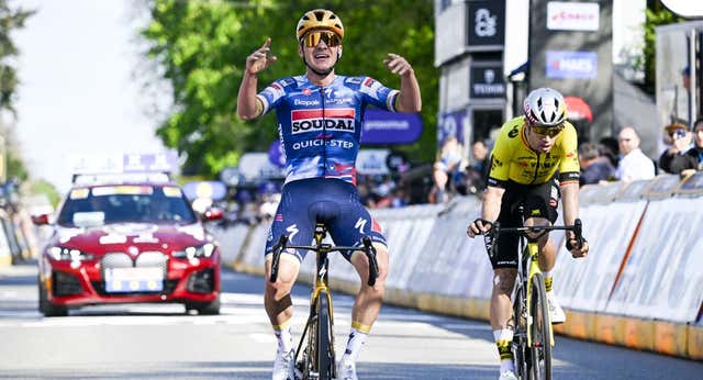 Evenepoel regresa a lo grande tras su lesión y se impone a Van Aert en un mano a mano en la Flecha Brabanzona