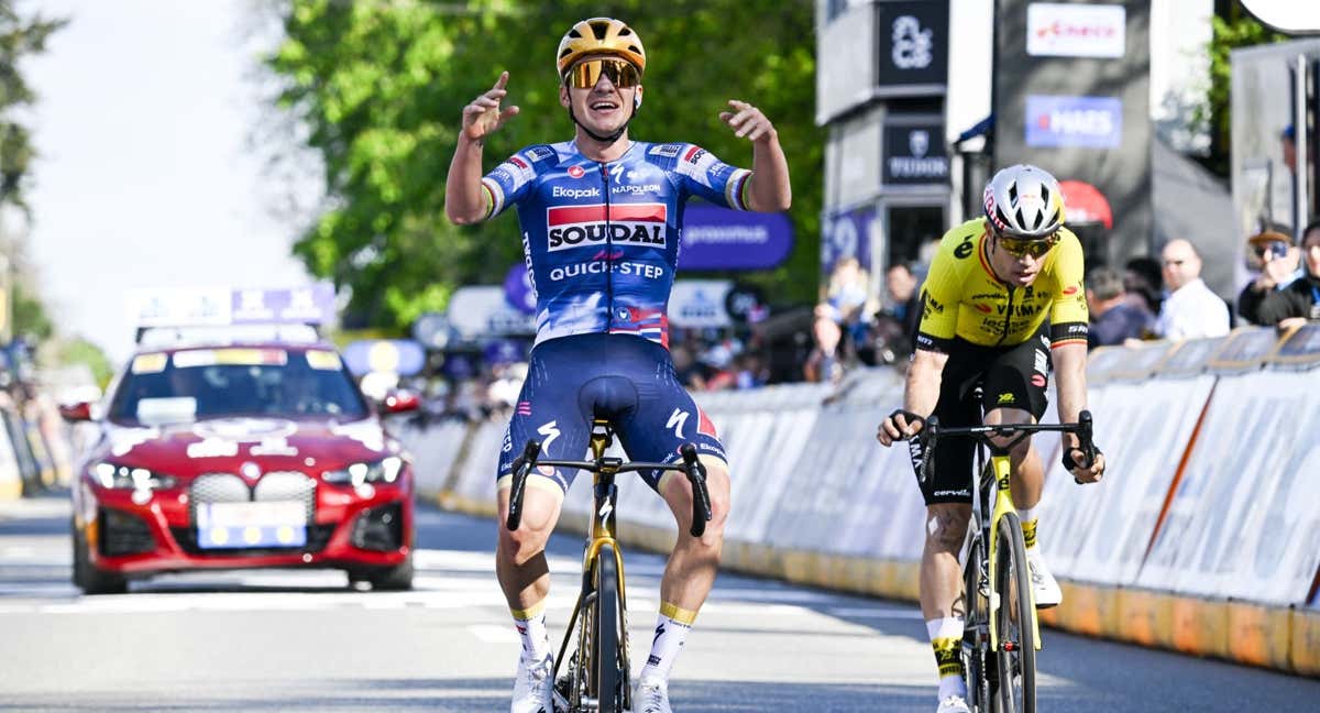 Remco Evenepoel celebra su triunfo en la Flecha Brabanzona tras imponerse en el sprint a Wout Van Aert.