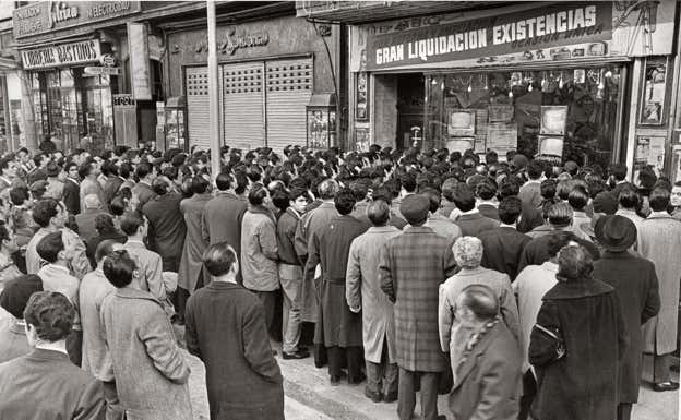 Aficionados viendo un partido del Barça desde la calle.  Imágenes cedidas por Ramon Salmurri