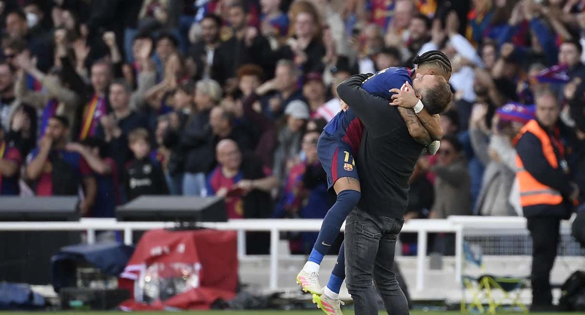 Así celebraron la victoria Raphinha y Flick.