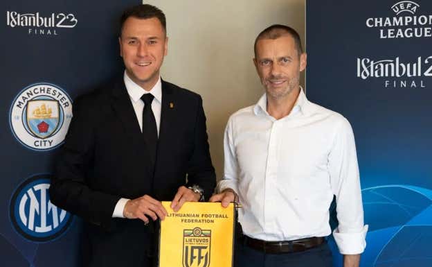 El presidente de la Federación Lituana, Edgaras Stankevicius, junto al de la UEFA, Aleksander Čeferin.  X