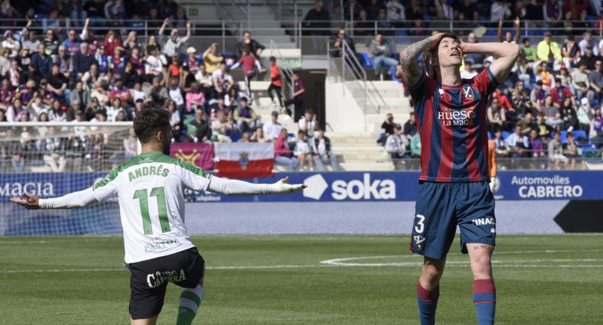 El Huesca se lamenta de una acción.