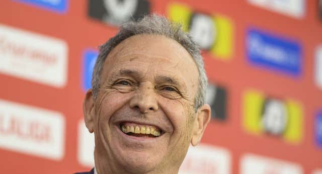 Joaquín Caparrós, un escudo para el Sevilla en su momento social más tenso: «Una vez que entra y huele el césped…»