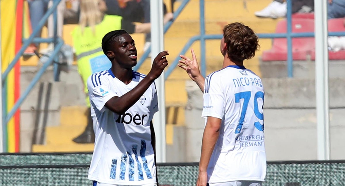 Assane Diao y Nico Paz celebran un gol del Como.