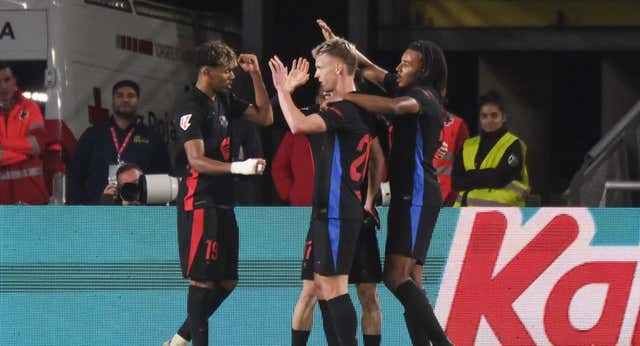 Lo que se cuece en el Barça: la rajada de Hansi Flick, un fisio ‘non stop’ para Dani Olmo y la mueca de Joan Laporta por el Real Madrid