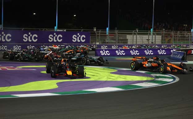 Verstappen, recortando la chicane en la salida. REUTERS