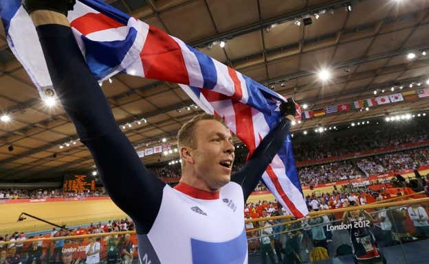 Chris Hoy celebra el oro olímpico conquistado en Londres.  Reuters