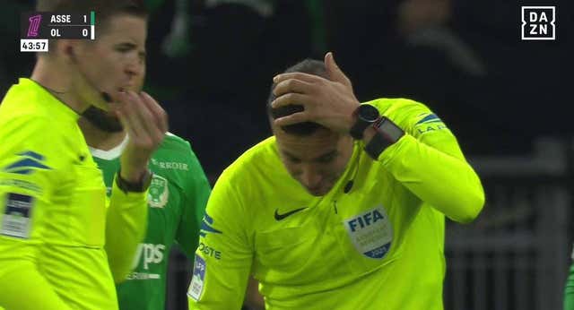 ¡Interrumpen el derbi entre Saint-Etienne y Lyon por un objeto lanzado a un linier!