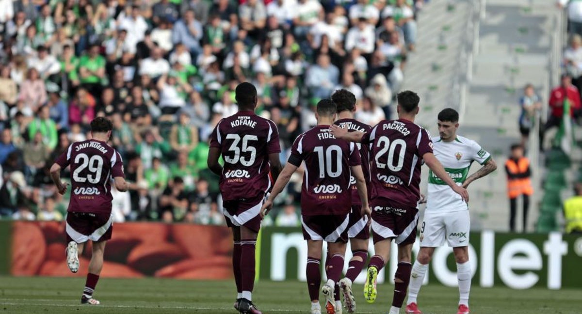 Dos goles de bandera del Albacete rompen la racha del Martínez Valero y comprometen el ascenso directo del Elche
