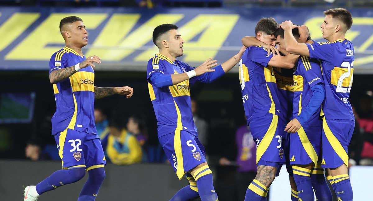 Los jugadores de Boca celebran el gol de Merentiel.