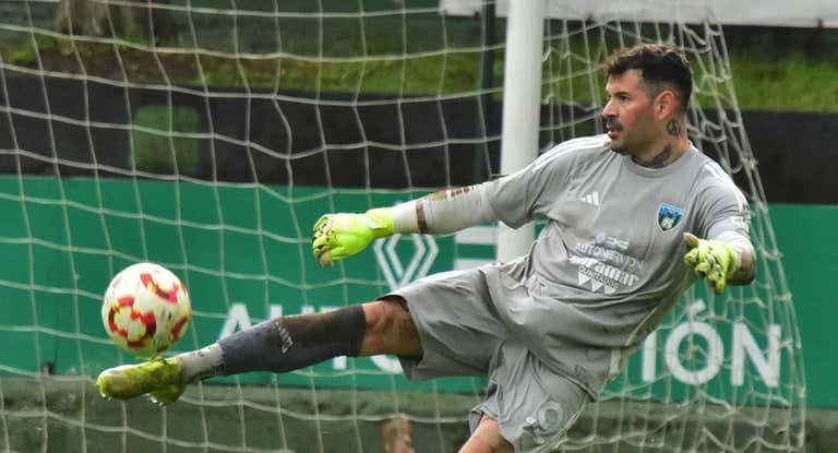 Iago Herrerín, en un partido con el Sestao esta temporada.