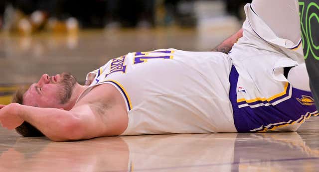 Luka Doncic vive su primera pesadilla en el parque de atracciones de los Lakers: 37 puntos, canastón… y derrota en su estreno en playoffs