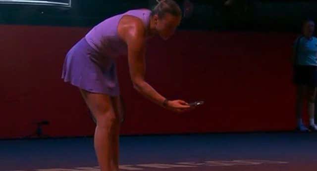 El espectáculo de Aryna Sabalenka no es sólo tenístico: saca el móvil y fotografía una bola ‘mala’ para demostrar su error a la árbitra