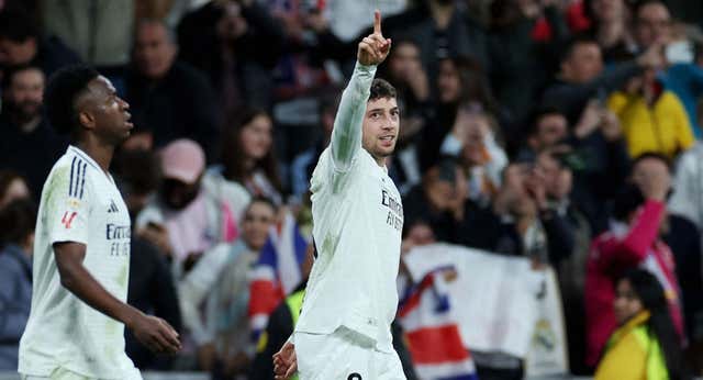 El emocionante abrazo de Ancelotti a Valverde tras el zambombazo que salvó al italiano sobre la hora