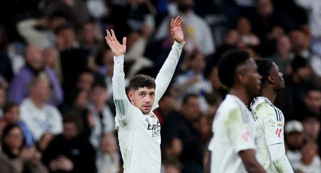 Valverde resucita al Madrid y la Liga