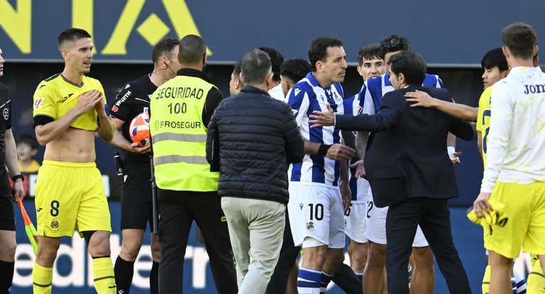 Real Sociedad y Villarreal discuten tras el partido.