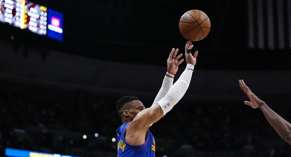 Russell Westbrook lanza a canasta ante los Clippers.