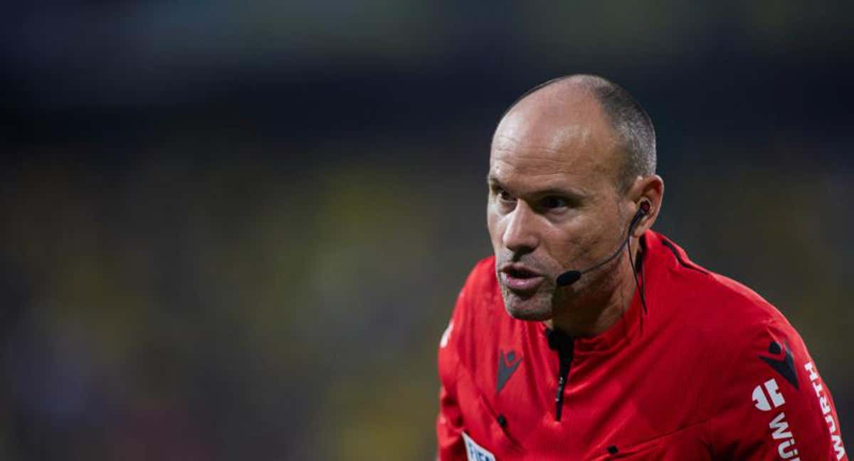 Mateu Lahoz en su época de árbitro.