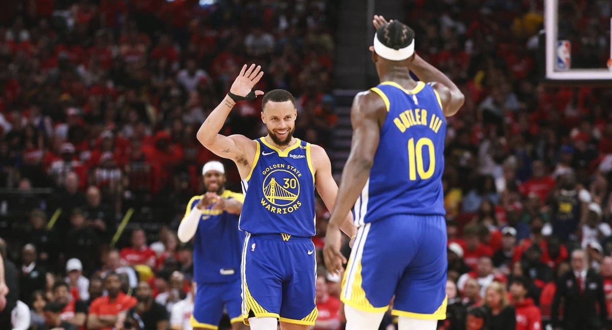 Stephen Curry saluda a Jimmy Butler durante el duelo ante Houston.