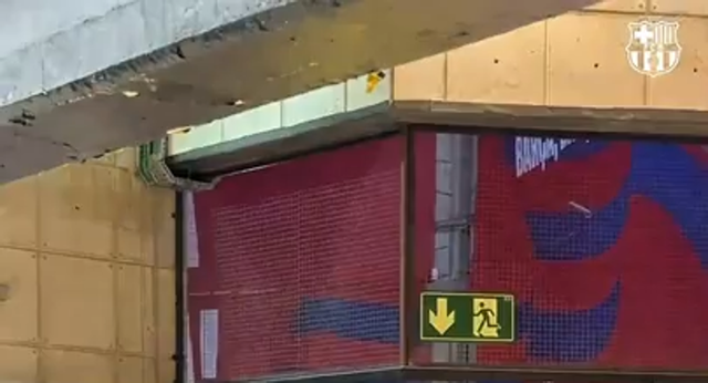 Los jugadores del Barça recibieron una rosa, símbolo de Sant Jordi, a su llegada al estadio.