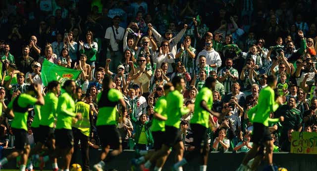 El entrenamiento de puertas abiertas del Betis previo al derbi ante el Sevilla tiene consecuencias: Antiviolencia propone una sanción de 90.000 euros