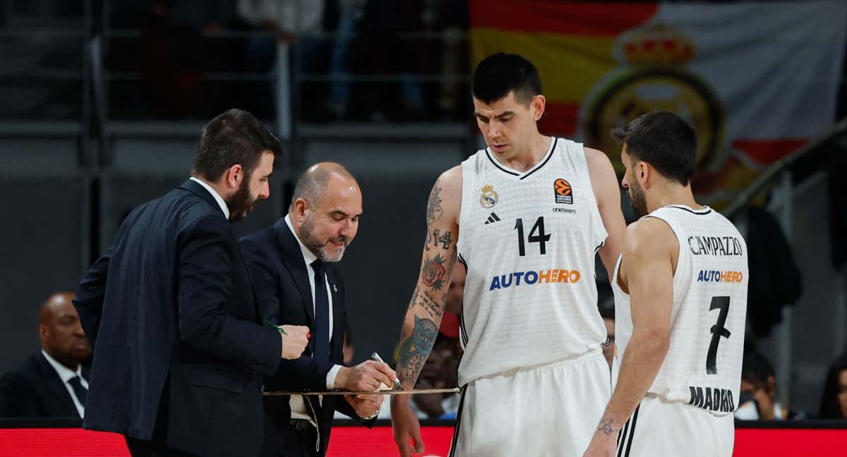 Chus Mateo y su segundo, Paco Redondo, indican una jugada a Gaby Deck y Facu Campazzo en un duelo de Euroliga.