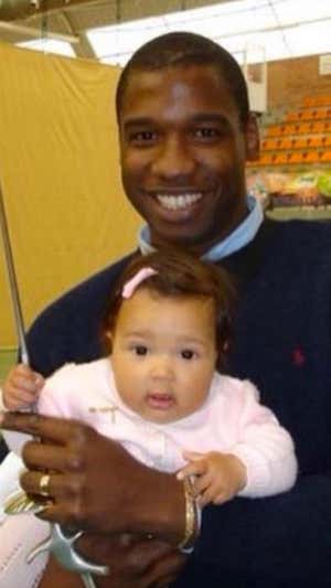 Rolando Tucker ya mostrándole el florete a su hija Ariadna, cuando todavía era bebé.
