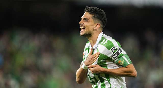 El Betis se pasa el juego de los anuncios de renovaciones: el amigo invisible con camisetas de leyendas que acaba con Bartra 2027