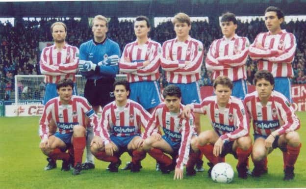 Luis Enrique y Abelardo, de pie, juntos, a la derecha de la imagen. Alineación del Sporting contra la Real Sociedad en 1991: Luis Sierra, Diego, Oscar, Luhovy, Luis Enrique, Abelardo, Tati, Manjarín, Arturo, Nilsson y Juan Carlos.  Archivo.