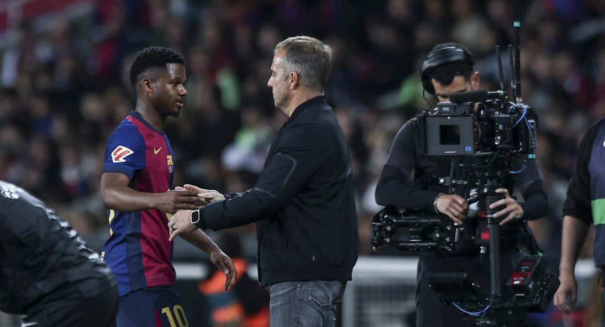 Ansu Fati, junto a Hansi Flick, durante el encuentro ante el Mallorca de este martes.