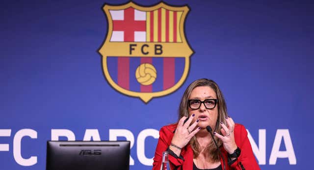 Varios integrantes de la grada de animación insultan a Elena Fort en el stand del Barça: «Qué no haréis en el campo si hacéis esto en la calle»