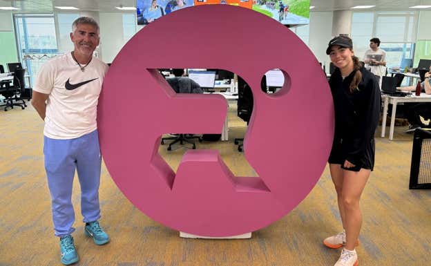 Pablo y Juliana Giaccio, en su visita a la redacción de Relevo. RELEVO/JM AMOROS