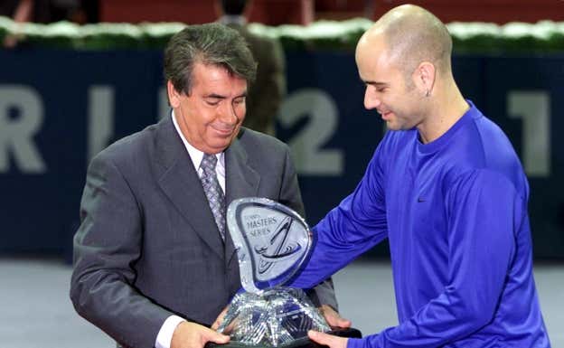 Santana entrega el trofeo a Agassi en 2002.  GIL