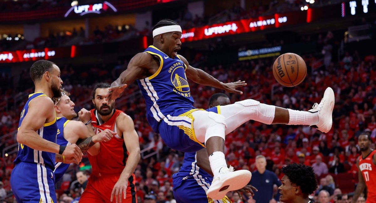 Jimmy Butler cae al suelo justo en el momento de lesionarse.