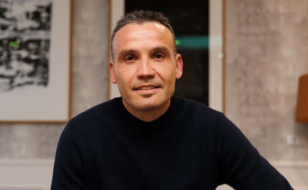 Sergio Francisco firma como entrenador de la Real Sociedad.  EFE
